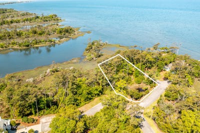 /international/us/3-west-court-pine-knoll-shores-nc-110084176944/