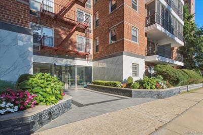 /international/us/66-15-thornton-place-rego-park-ny-110110245397/