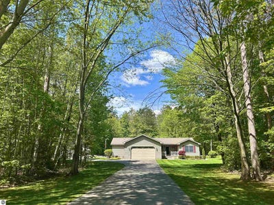 /international/us/18706-cedar-run-road-traverse-city-mi-110108439694/