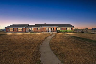 /international/us/8871-sam-bass-road-sanger-tx-110110297255/