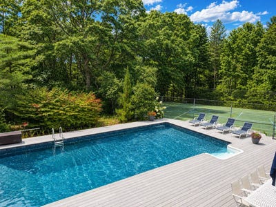 /international/us/10-peacock-path-east-quogue-ny-110119634537/