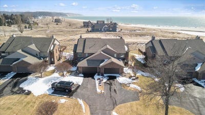 /international/us/176-harbor-drive-ludington-mi-110106703282/