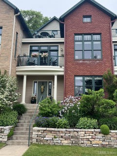 /international/us/219-n-lakeshore-boulevard-marquette-mi-110108693042/