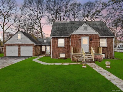/international/us/25-revilo-avenue-shirley-ny-110107416139/