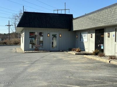 /international/us/74-quaker-road-queensbury-ny-110107459674/