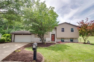 /international/us/5204-pin-oak-drive-alton-il-110108412173/