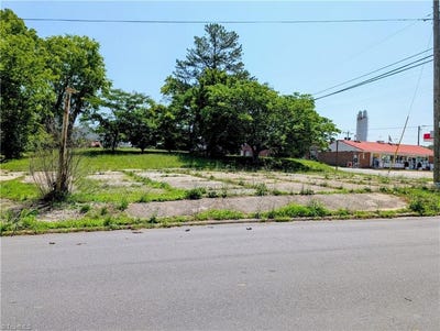 /international/us/1503-meadow-road-eden-nc-110100719142/