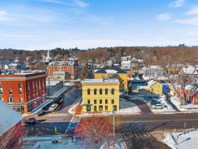 /international/us/89-water-street-hallowell-me-110104612595/