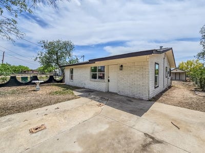 /international/us/216-e-edwards-st-crystal-city-tx-110098883254/