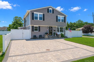 /international/us/135-texas-street-lindenhurst-ny-110108654287/
