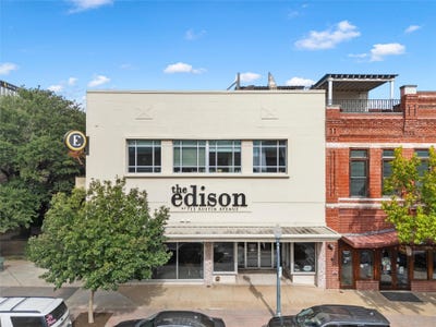 /international/us/711-austin-avenue-waco-tx-110120063550/