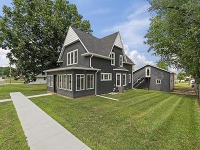 /international/us/1103-mulberry-street-bellevue-ia-110106372936/