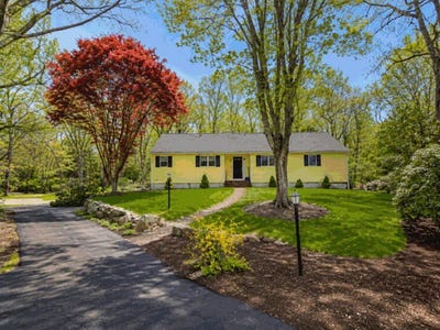 /international/us/126-ambleside-drive-falmouth-ma-110108197898/
