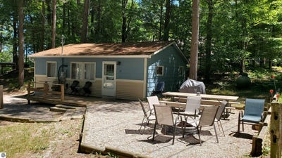 /international/us/2341-lake-view-avenue-traverse-city-mi-110109159192/