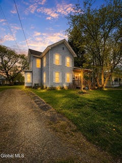 /international/us/16-river-street-hoosick-falls-ny-110107996710/