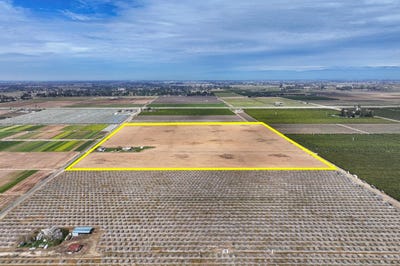 /international/us/422-s-leonard-avenue-sanger-ca-110106369833/