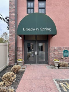 /international/us/5-spring-saratoga-springs-ny-110107719146/