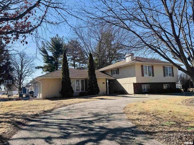 /international/us/201-evergreen-drive-macomb-il-110105865313/