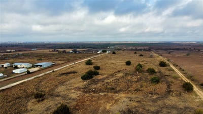 /international/us/14024-graef-rd-creedmoor-tx-110107077040/