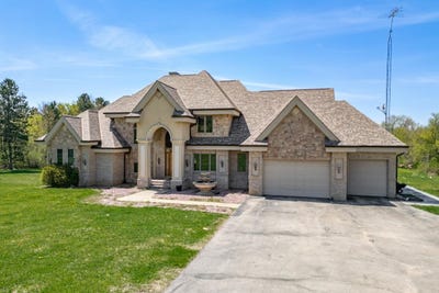 /international/us/15215-white-school-road-roscoe-il-110107635623/