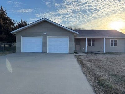 /international/us/411-briarwood-iola-ks-110106678399/