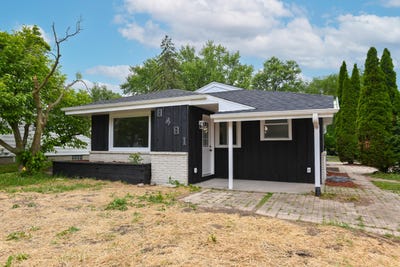 /international/us/8481-n-52nd-st-brown-deer-wi-110108654640/