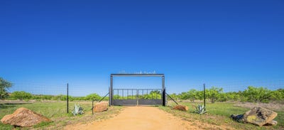 /international/us/5230-county-road-409-valley-spring-tx-110100596422/