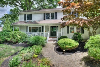 /international/us/22-pine-top-road-barrington-ri-110108937809/