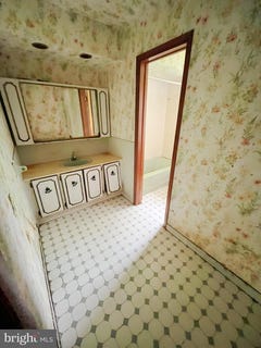 /international/us/57-w-weston-place-shenandoah-pa-110100850470/
