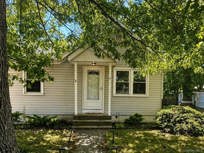 /international/us/7-bolton-drive-patchogue-ny-110108499239/