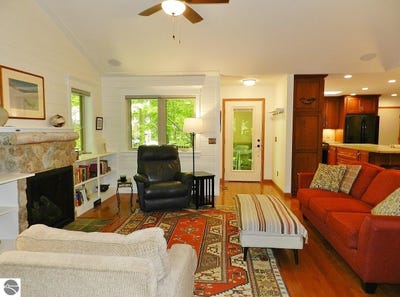 /international/us/12055-s-woodwinds-circle-traverse-city-mi-110108917595/