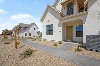 /international/us/8232-e-university-drive-mesa-az-110107615388/