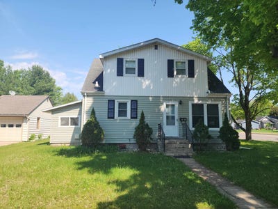 /international/us/1020-s-smalley-street-shawano-wi-110108448708/