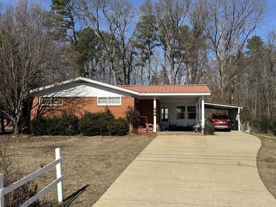 /international/us/15-montgomery-st-belmont-ms-110105324433/