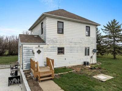 /international/us/333-3rd-st-w-ross-nd-110107800470/