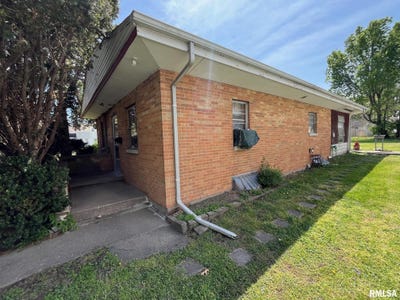 /international/us/314-e-park-street-taylorville-il-110100467515/