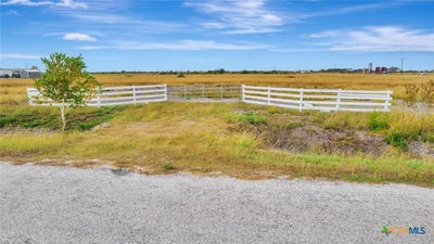 /international/us/730-county-road-227-ganado-tx-110103718127/
