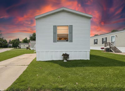 /international/us/138-applewood-lane-columbus-mi-110110295711/