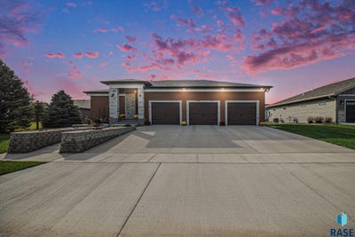 /international/us/815-heatherwood-ave-madison-sd-110107848623/