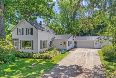 /international/us/105-e-clark-street-weyauwega-wi-110100266876/