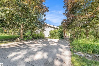 /international/us/9813-e-carter-road-traverse-city-mi-110100685963/