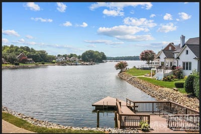 /international/us/7602-woods-lane-cornelius-nc-110105778574/