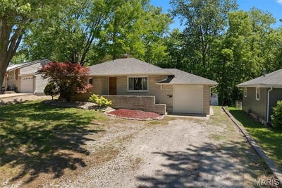 /international/us/613-poplar-street-highland-il-110108075570/