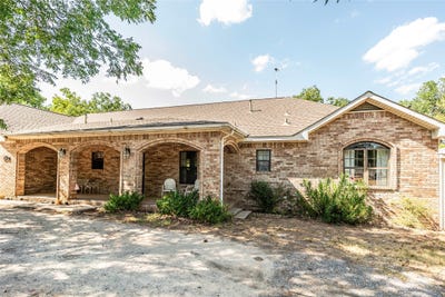 /international/us/264-oak-street-nocona-tx-110119615143/