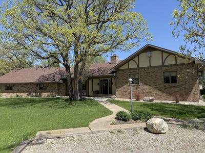 /international/us/2206-11th-ave-sw-devils-lake-nd-110108358520/