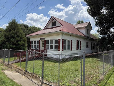 /international/us/602-maple-street-lawrenceville-il-110100690948/