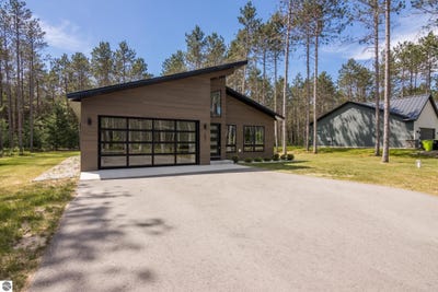 /international/us/1857-cascade-trail-traverse-city-mi-110108706226/