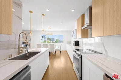 /international/us/451-s-barrington-ave-los-angeles-ca-110108884596/