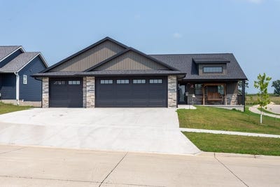 /international/us/932-red-oak-street-manchester-ia-110119410266/