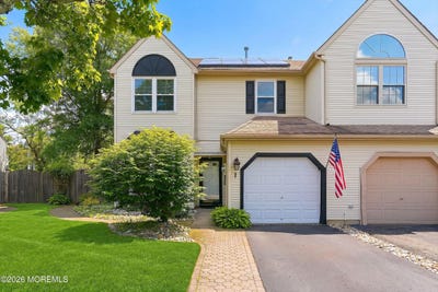 /international/us/10-ravenwood-court-freehold-nj-110108444604/